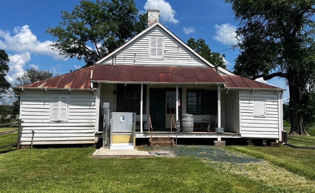 Historic main house at Oakland Plantation, a preserved Creole cottage built by enslaved laborers in the late 18th century, now part of Cane River Creole National Historical Park.